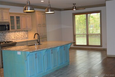 Kitchen to breakfast nook