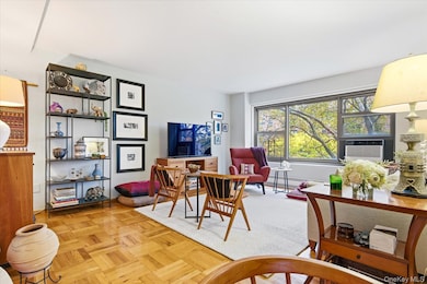 33-54 Crescent St unit 5B, Astoria, NY 11106 - photo 2