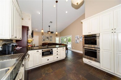 Double oven for hosting tons of holiday dinners