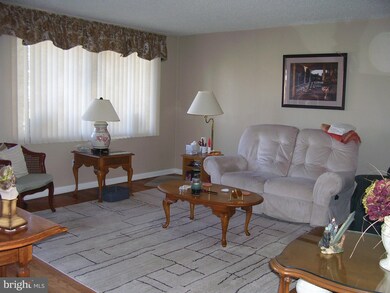 524 Crotzer Ave, Folcroft, PA 19032 - photo 2