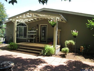 Covered deck accessed through master bedroom/retre