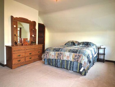 Master Bedroom. Large master bedroom. Hardwood und