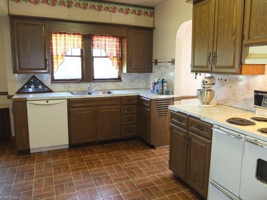 Fully applianced kitchen with oven, range, refrige