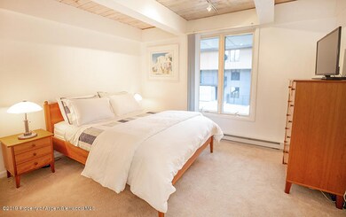 Guest Bedroom - Queen & Flat Screen