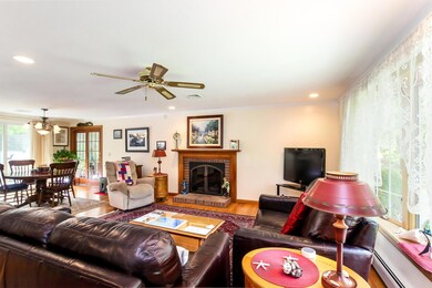 005-Living_Room-4229401-medium