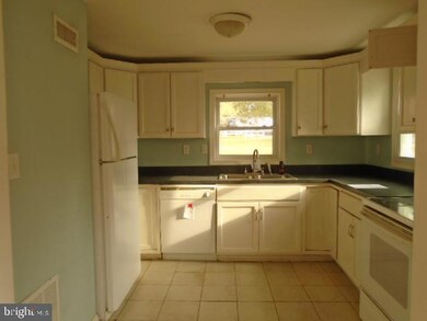 8206 Holly Rd, Clearwater Beach, MD 21226 - photo 6