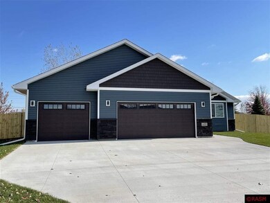 425 Woodhaven Ln, Mankato, MN 56001 - photo 2