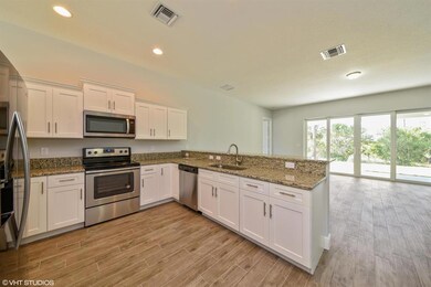 05_1685686thStreetN_94_FamilyRoomKitchen