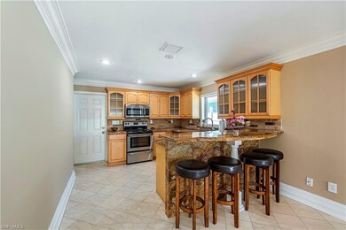 Breakfast Bar and Kitchen