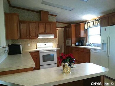 Kitchen Lots of counter space!