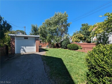 View of yard from Richland