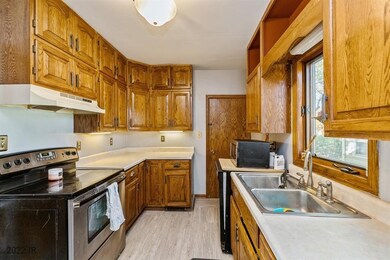 1303 45th St, Des Moines, IA 50311 - photo 7