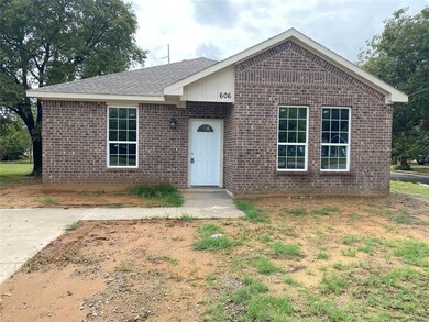 606 Atlantic St, Cleburne, TX 76031 - photo 2