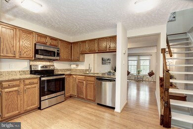 1671 Fieldthorn Dr, Reston, VA 20194 - photo 4