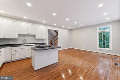 8048 Kidwell Town Ct, Vienna, VA 22182 - photo 6