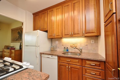 Garth Essex unit 6C1, Scarsdale, NY 10583 - photo 3