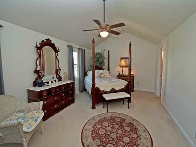 Bedroom. Huge bedroom w full bath, walk in closet 