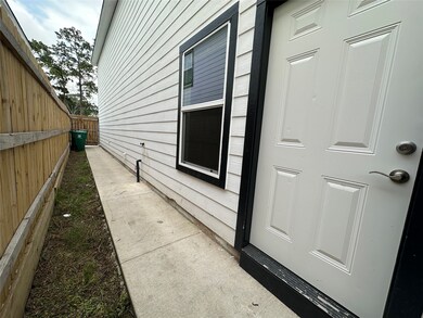 9241 Seeker St unit B, Houston, TX 77028 - photo 3