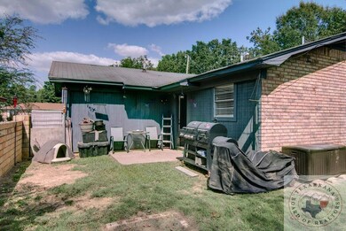 211 Hickerson Ave, Wake Village, TX 75501 - photo 6