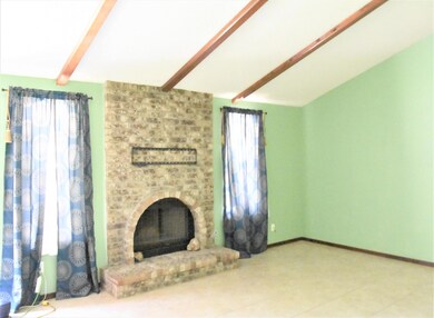 Liv room w fireplace