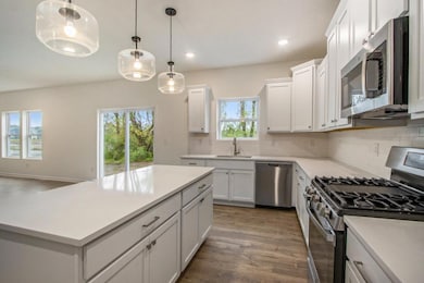 5-APP052-E2700-Kitchen2