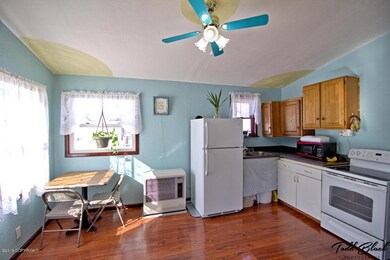 Dining area & kitchen