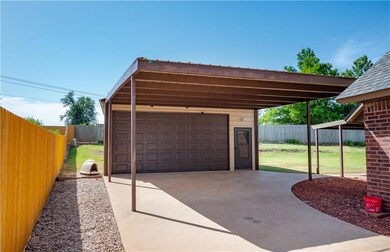 2424 E Hills Dr, Moore, OK 73160 - photo 6