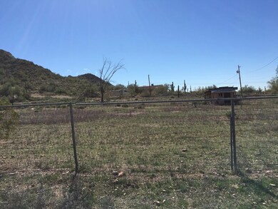 Completely fenced. Hauled Water.