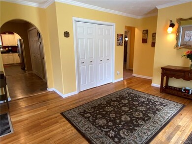 Huge foyer to greet your guests!