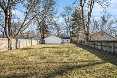 2132 Lewis Dr fenced yard