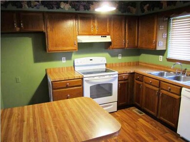Kitchen wtih nice food prep area