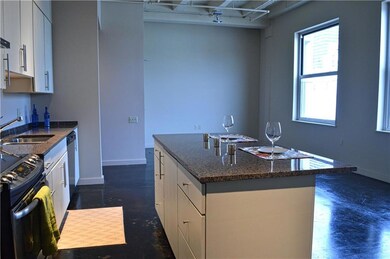 great natural light from these windows! Lots of gr