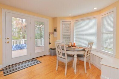 10 Edgewater breakfast nook
