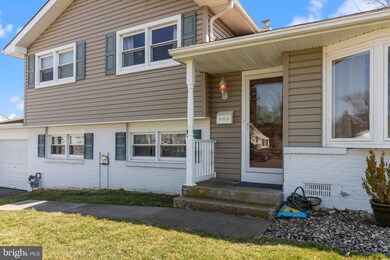 125 Louise Dr, Morrisville, PA 19067 - photo 3