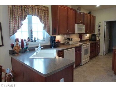 Kitchen - Kitchen with plenty of workspace and cab