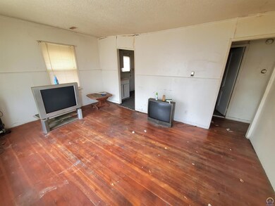 904 SE 33rd Terrace, Topeka, KS 66605 - photo 2