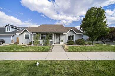 410 NW 24th St, Redmond, OR 97756 - photo 2