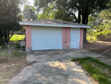 395 Rich Ave Pics 2
