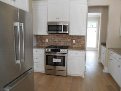 Kitchen w/gas range