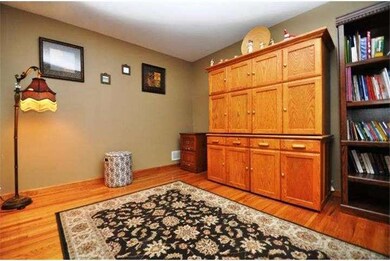 299 S Laurel Dr, Wind Gap, PA 18091 - photo 2