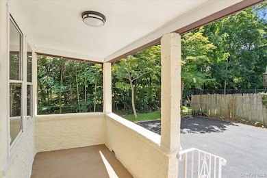 13 Potters Ct, Great Neck, NY 11024 - photo 4