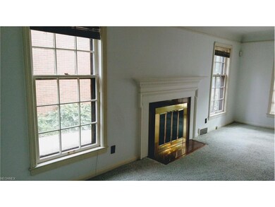 Spacious living room with dentil detail on mantle 