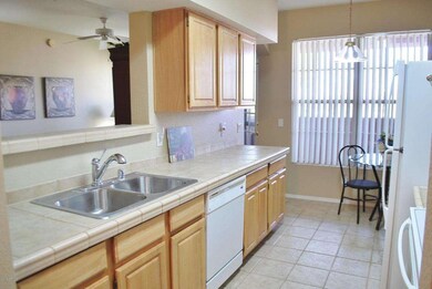 Kitchen w/ breakfast nook