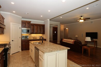 View from nook to the open kitchen - living - dini