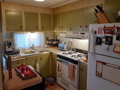 Cozy Kitchen With Full Size Appliances