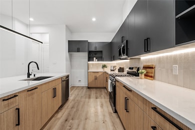 The interplay of quartz, wood
tone, and matte black hardware
creates an elevated workspace
that’s as functional as it is artful.