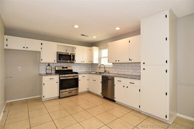 Large Granite Kitchen w/ Tiled Backsplash! New SS