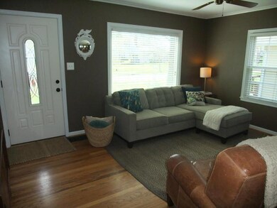 Family room pic 6