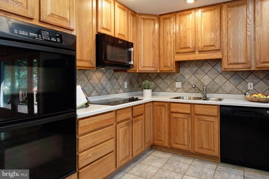 9426 Winterberry Ln, Fairfax, VA 22032 - photo 3