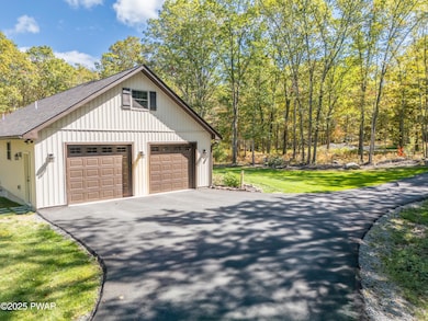 114 Whispering Oaks Rd, Greeley, PA 18425 - photo 5